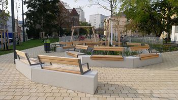 Sitzbänke aus Holz auf Beeteinfassungen aus Beton