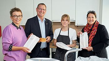 Bild 2: Das GB*Stadtteilmanagement lud zum gemeinsamen Brotbacken ein. V.l.n.r.: Angela Salchegger (GB*Stadtteilmanagerin), Bezirksvorsteher Georg Papai, Bäckerin Hanna Reischl und Wohnbaustadträtin Kathrin Gaal.