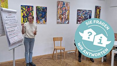 Eine Frau steht an einem Flipchart und gibt praktische Tipps zum Thema Energie sparen.