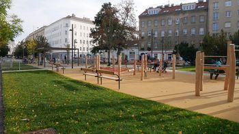 Grünfläche und Spielplatz