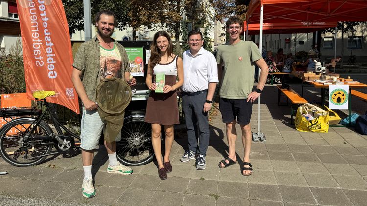 v.l.n.r.: Biologe Florian Etl, Elisabeth Utz (GB*), Bezirksvorsteher Wilfried Zankl und Dario Unterdorfer (GB*)