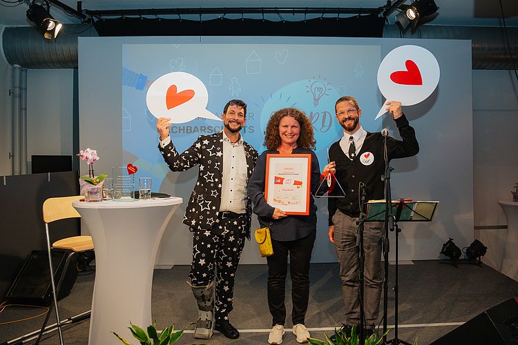 Gewinnerin Petra Kern mit Bezirksvorsteher Markus Rumelhart und GB*-Projektleiter Markus Steinbichler