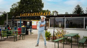 Juan Son steht im Gastgarten der Kantine am 1210 Fußballplatz.