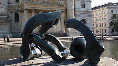 Skulptur im Brunnen vor der Karlskirche