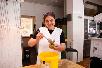 Brana Braduljevic füllt Fisolensalat ab.
