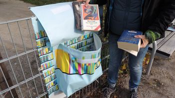 Bequemer Büchertausch mit der Büchertasche am Brossmannplatz.