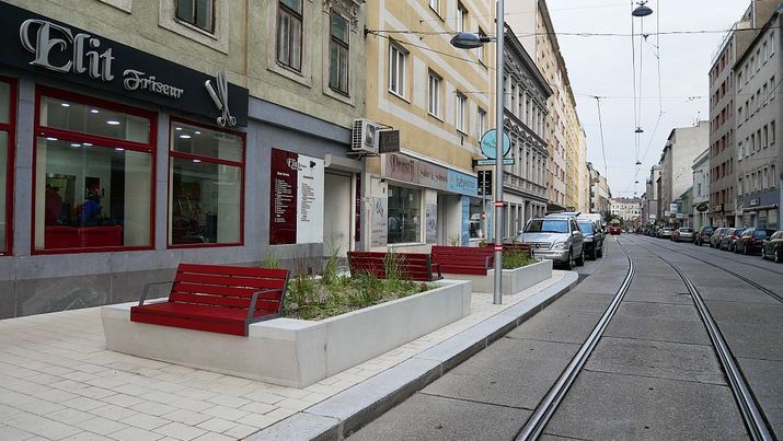 Neulerchenfelder Straße Blick entlang der Neulerchenfelder Straße mit neuer Gehsteigvorziehung und weinroten Bänken.