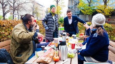 FiP – Frühstück im Park für Wohnungs- und Obdachlose Frühstück im Park