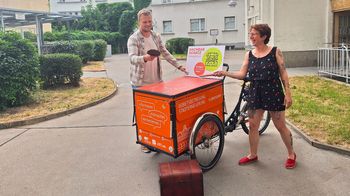 2 Leute spielen Tischtennis.