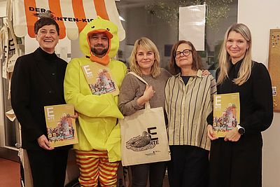 esucher*innen stehen zusammen bei der Vorstellung der ersten Ausgabe des Mitmach-Magazins ENTE in Ottakring