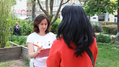 Zwei Frauen im Gespräch in einem Park