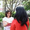 Zwei Frauen im Gespräch in einem Park