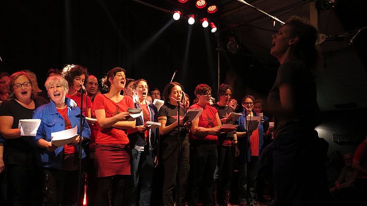 Chor im GB*Stadtteilbüro: HOR 29. NOVEMBAR Ein Chor singt auf einer Bühne
