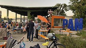Verschiedene Personen beim Urbanist*innen BBQ am Nordwestbahnhof 2025.