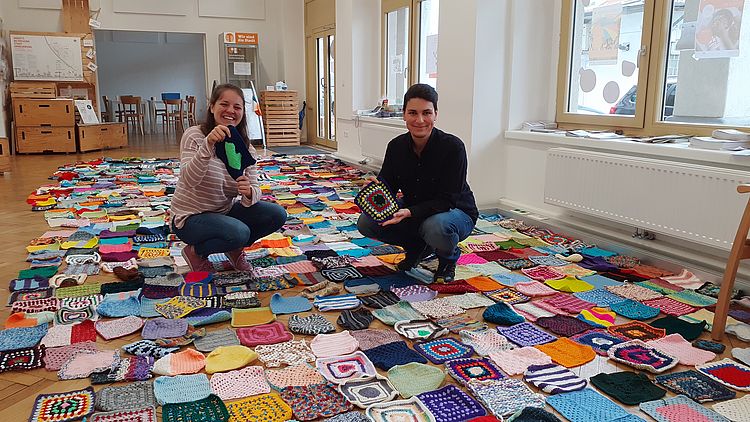 Maschen für den Schlingermarkt Viele Fleckerl sind im GB*Stadtteilbüro ausgebreitet