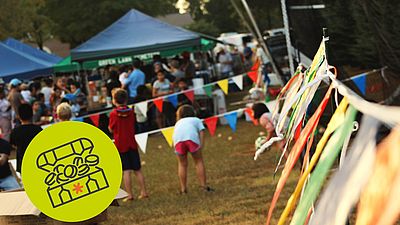 Bild mit Girlande und spielenden Kindern (verschwommen im Hintergrund)