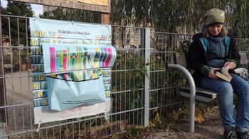 Die Büchertasche am Zaun des Nachbarschaftsgartens am Brossmannplatz lädt zum Schmökern ein.
