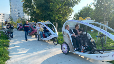 Mehrere Fahrradtaxis.