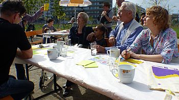 Austausch beim Vernetzungsfrühstück bei den Sonnwendvierteltagen