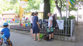 Beim Büchertausch am Johann-Nepomuk-Vogl-Markt trifft man andere Lesebegeisterte.