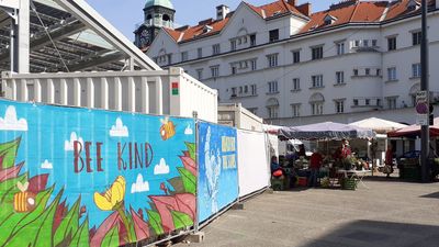 Bauzäune mit Kunst am Markt