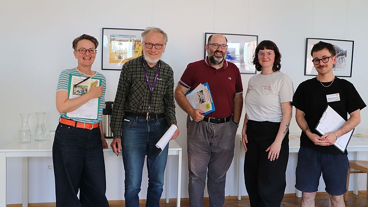 Die Mitglieder des Grätzlrats und Mitarbeiter*innen der GB* posieren zum Gruppenfoto.