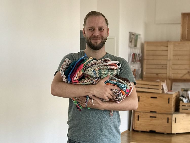 Viele Maschen für den Schlingermarkt GB*-Mitarbeiter präsentiert die vielen gespendeten Fleckerl