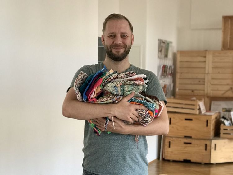 GB*-Mitarbeiter präsentiert die vielen gespendeten Fleckerl