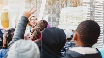 Schulklasse bei Baustellenführung, gelbe Helme