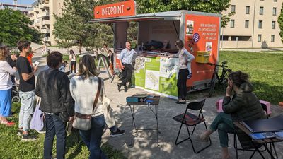 NBW Aspanggründe 2023 viele Menschen sind beim Infopoint versammelt
