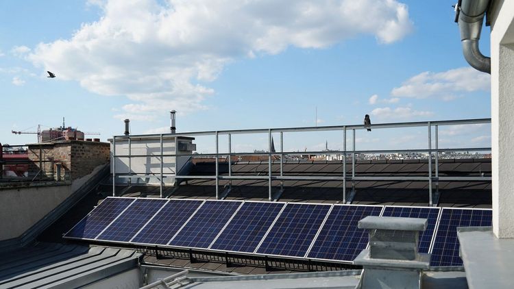 Energie-Pionier*innen EIne Photovoltaikanlage am Dach in der Stadt