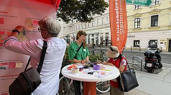 Mitarbeiterin der GB* berät eine Bewohnerin zur Zukunft der Taborstraße.
