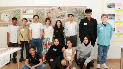 Gruppenfoto der Schüler*innen der Ausstellung "Sprachen in Bildern"