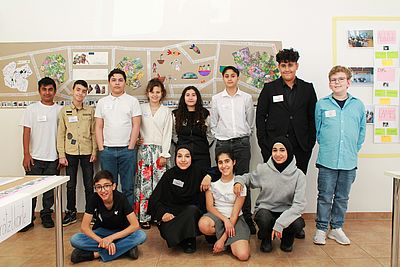 Gruppenfoto der Schüler*innen der Ausstellung "Sprachen in Bildern"