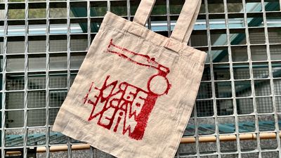 Eine bedruckte Stofftasche.