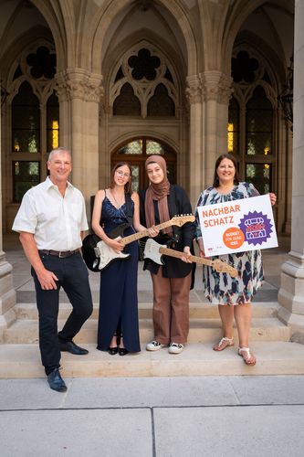 Gruppenbild mit Vizebürgermeisterin Kathrin Gaál und der Bezirksvorsteher-Stellvertreter der Donaustadt Karl Gasta gratulieren den beiden Initiatorinnen für einen 3-stündigen Musikworkshop für Jugendliche, bei dem keine musikalischen Vorkenntnisse notwendig sind. 