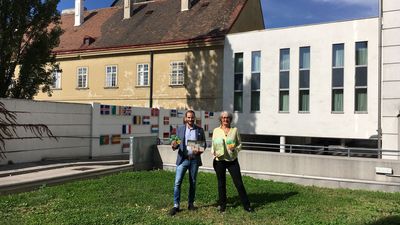 Nachbarschaftsgarten Hotel Lindner Sandro Larese und Michaela Glanzer auf der Fläche des zukünftigen Nachbarschaftsgarten.