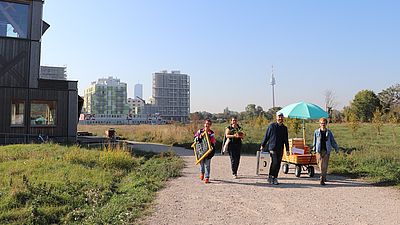 Die Mitarbeiter*innen des Stadtteilmanagements übersiedeln mit Umzugskisten, Topfpflanzen und vielen Infos im Gepäck.