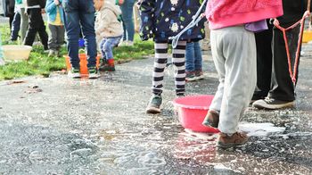 Kinderbeine auf Straße