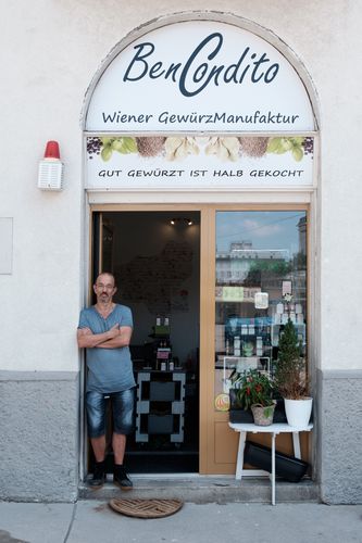 Besitzer Ben Condito Gewürzmanufaktur vor seinem Geschäft