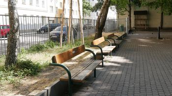einige Sitzbänke in einem Park