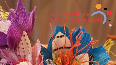 Bild einer bunten Blume, gebastelt aus Recycling Materialien.