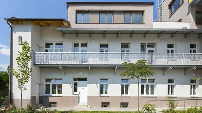 Foto eines fertig thermisch-energetisch saniertes Gründerzeithauses mit Balkon und Dachgeschoßausbau