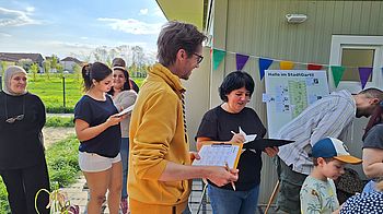 Die Gärtner*innen beim Gartenbingo und Kennenlernen.
