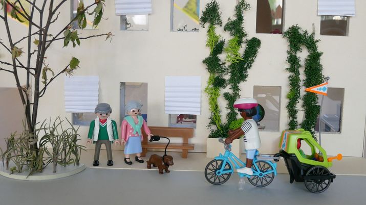 Modell begrünte Stadt Model eines Hauses mit Fassadenbegrünung mit Legofiguren