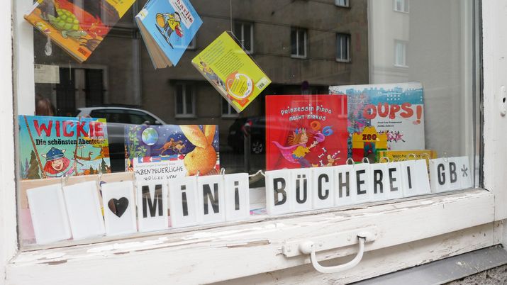 Man sieht eine Auslage mit Büchern und der Aufschrift "Mini-Bücherei"