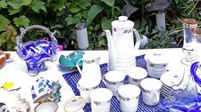 Flohmarktstand mit Porzellan