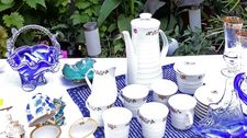Flohmarktstand mit Porzellan