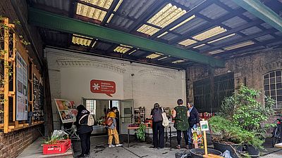 Besucher*innen bei der Pflanzentauschbörse im GB*Stadtteilbüro