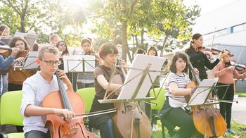 Eine Schülerband musiziert draußen